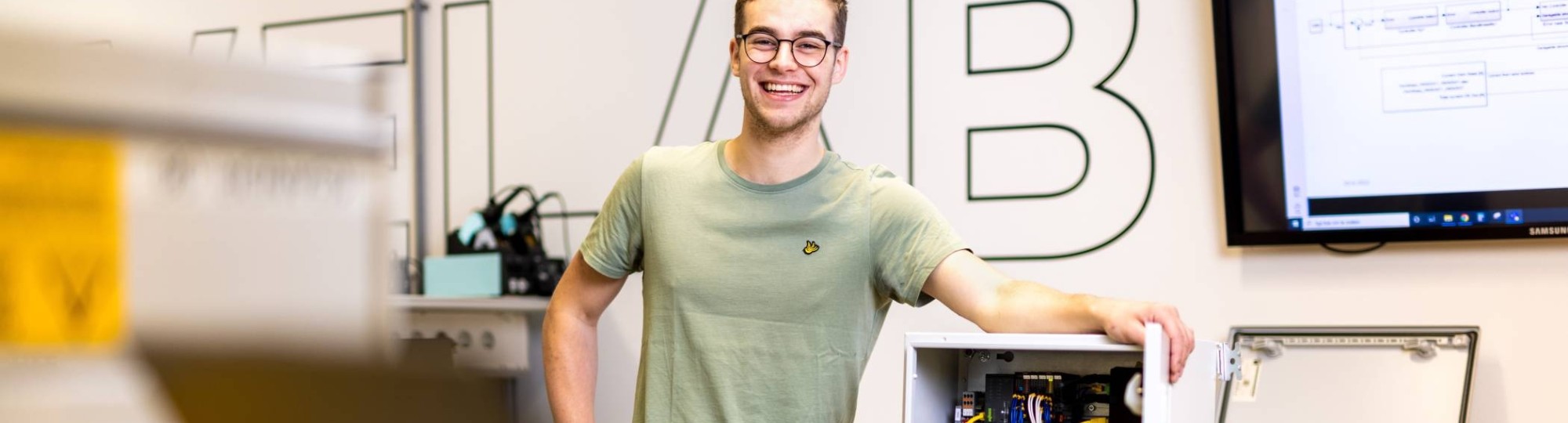 Elektrotechniek student Mik bij elektrotechnische installatie.