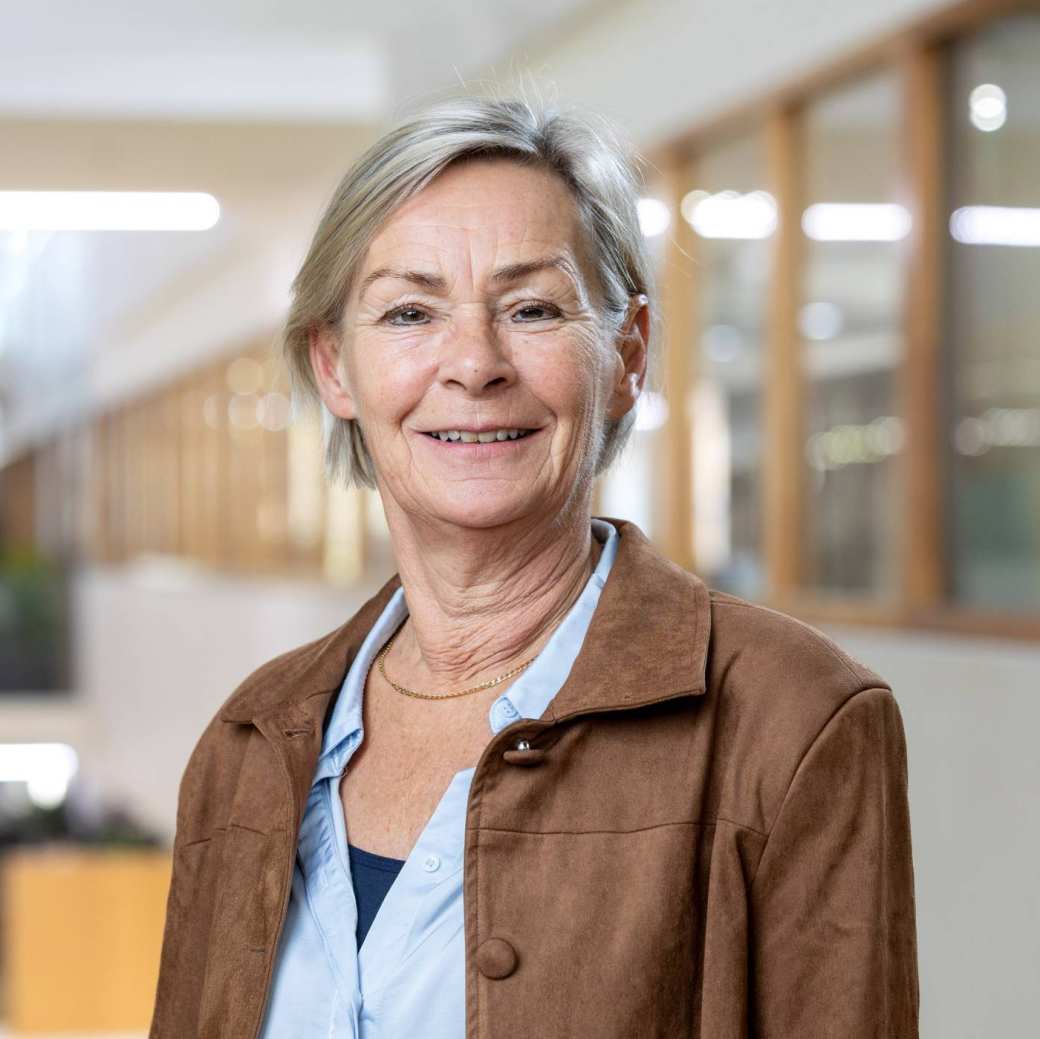 blauwe gemeleerde blouse met bruin jasje