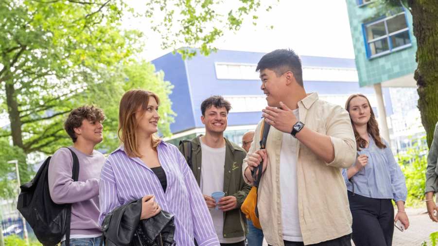 studenten komen samen
