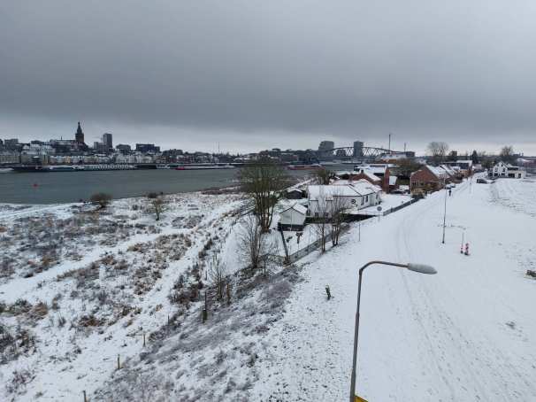 Uitzicht op Nijmegen in de sneeuw