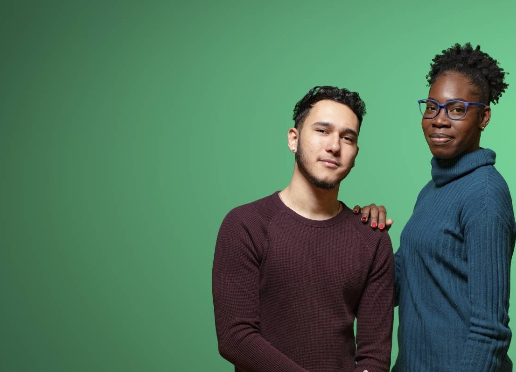 Campagnebeeld international twee studenten groene achtergrond. Jamill Maduro, Tonian Campbell