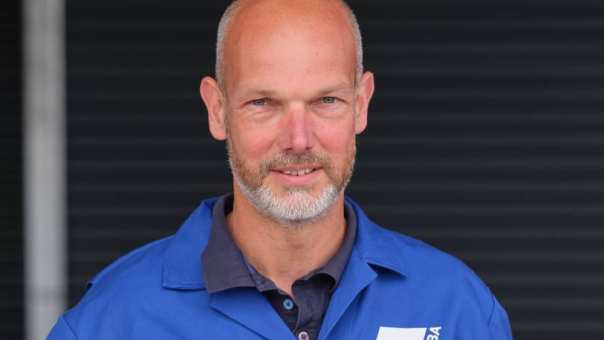 Cursist en alumnistudent Dennis ter Veldhuis op de foto in zijn werkomgeving