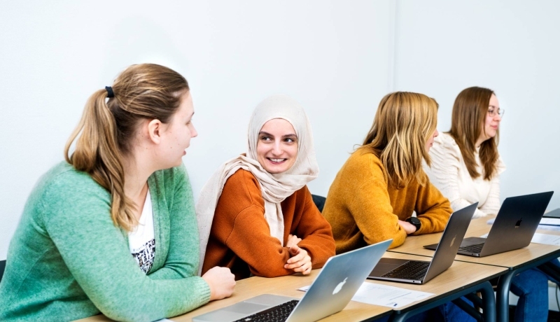 Studenten overleggen tijdens les