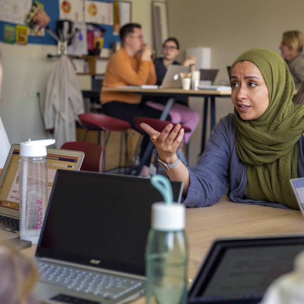Health fotoshoot wijkcentrum studenten werken in groepjes in een klaslokaal