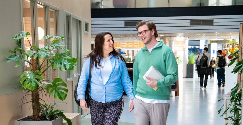 Masterstudenten lopen op de gang