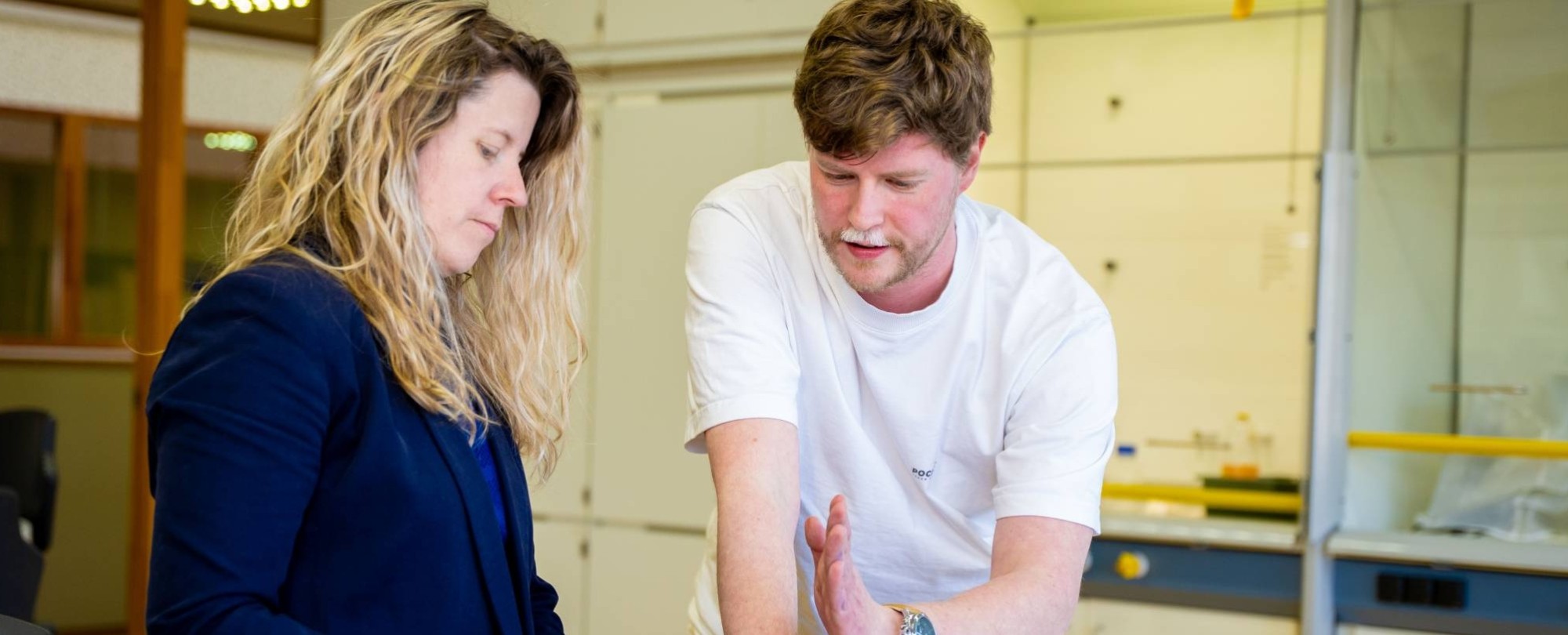 Twee studenten Leraar Natuurkunde voeren een proef aandachtig uit.