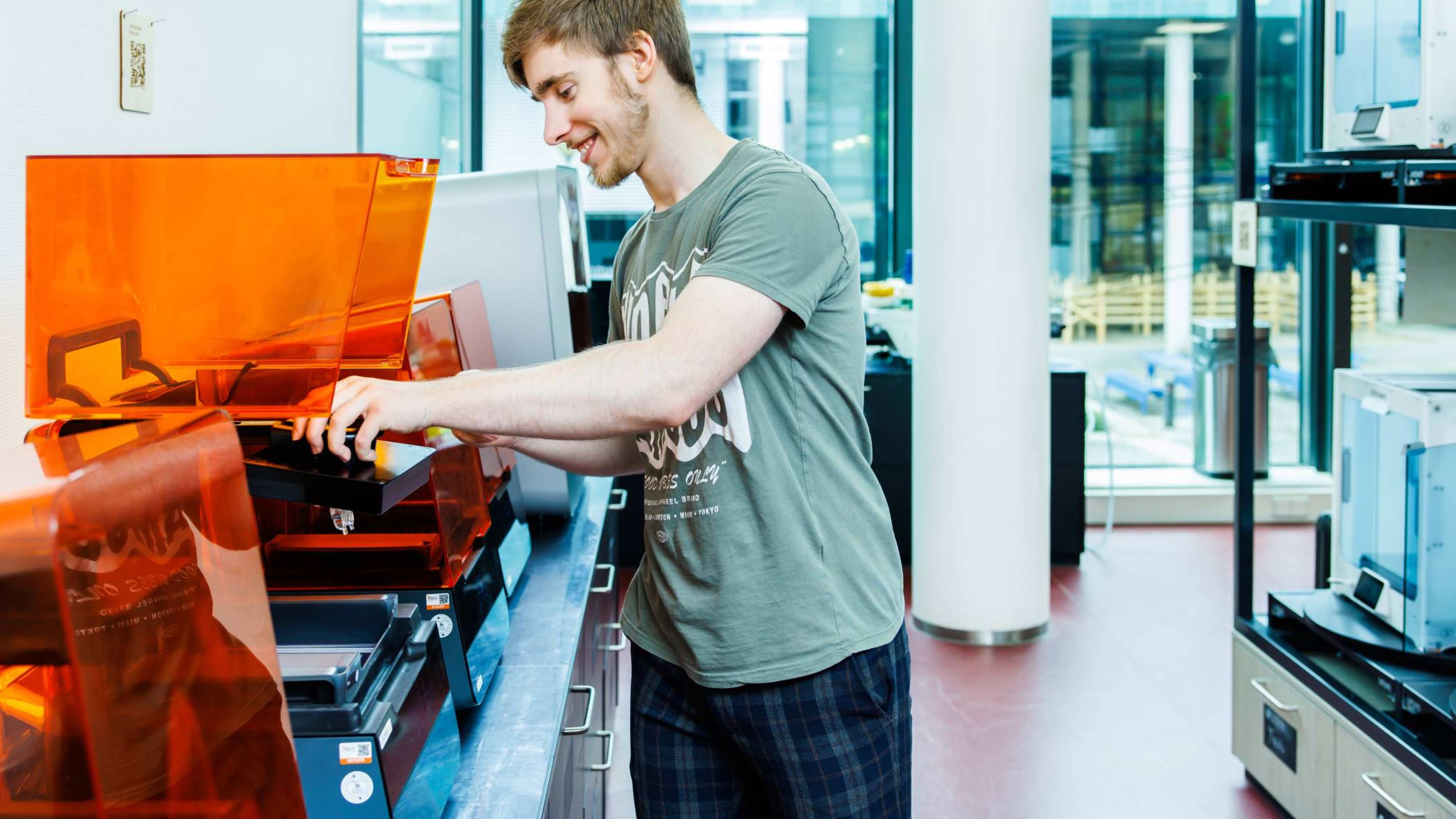 IPO student Industrieel Product Ontwerpen maakt een 3D-printer open