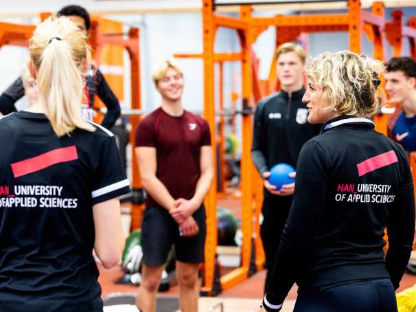 topsportklas sportkundegroep luistert naar instructie