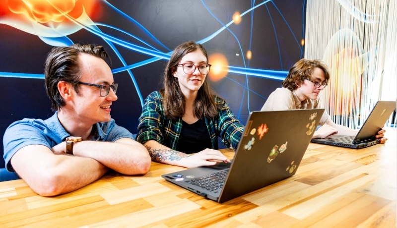 Bio-informatica docent en studenten werken samen