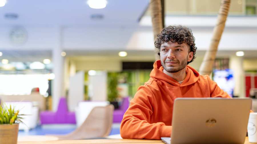 Studenten Social Work ontspannen op de K33.