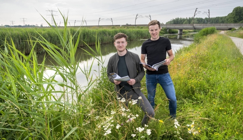 Jos te Hennepe en Teun Wopereis doen onderzoek naar een duurzame fietsbrug. Liggende foto