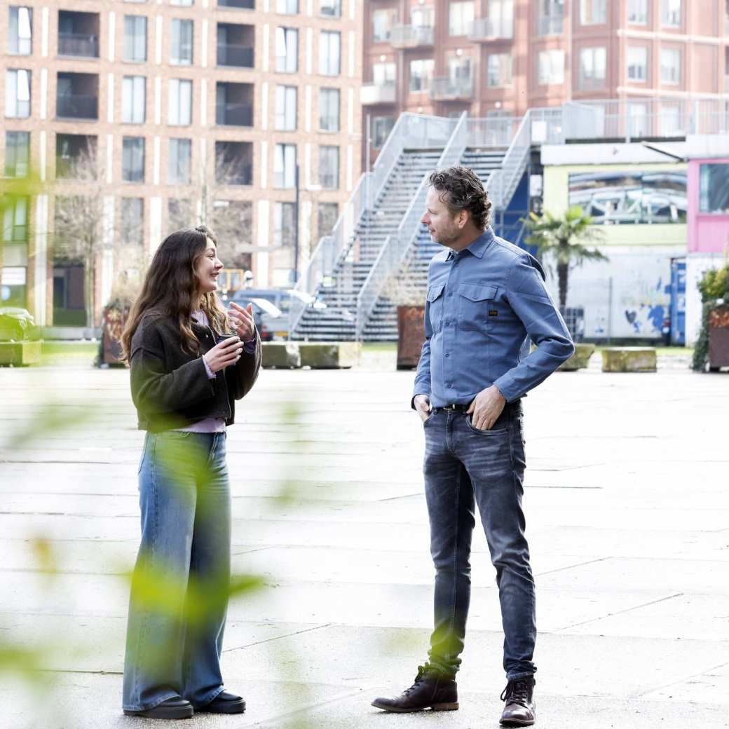 Studenten van de master Human Capital Innovatie buiten in gesprek tijdens de pauze. Urban setting.