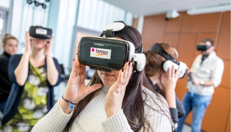 Cursisten in Ixperium met VR bril op