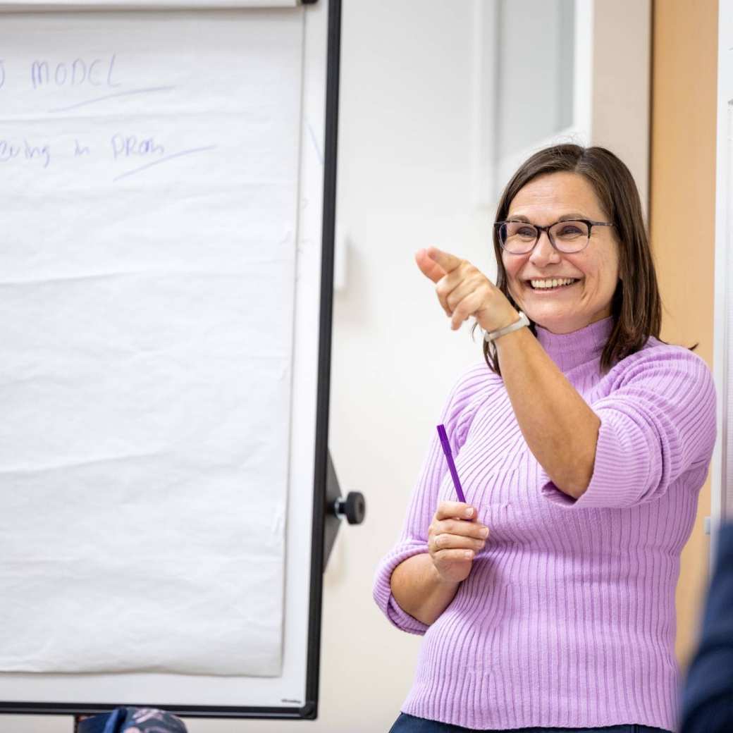 Bijzonder lector Samen Beslissen Ruth Pel in een paarse trui tijdens het congres Over de Bogen