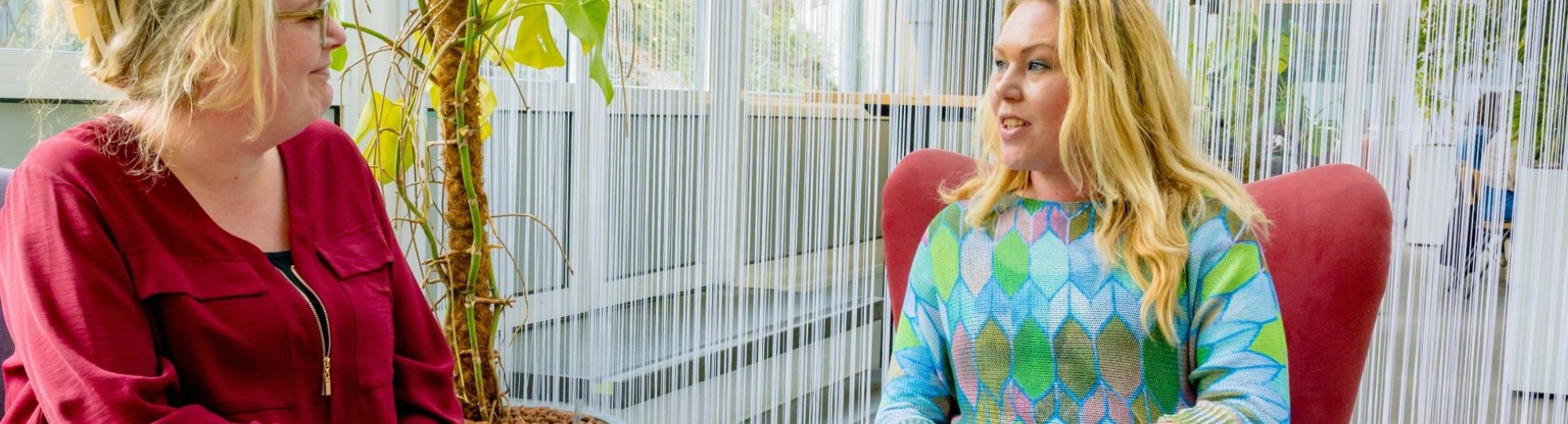 Twee vrouwen praten met elkaar over gezondheid