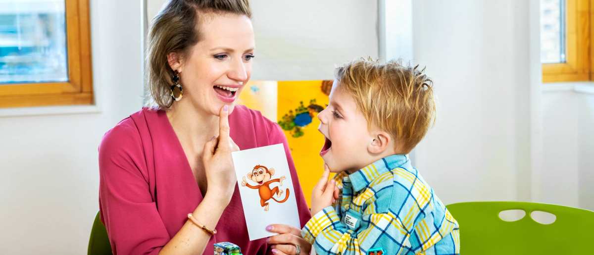 Logopedist behandelt kind Logopedie