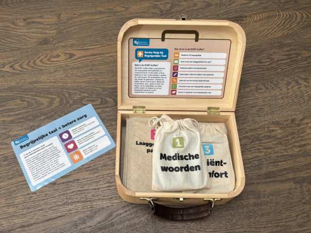 Mirte van Doorn bij de door haar ontwikkelde Taalkoffer, met spellen en tools voor zorgverleners om hen te oefenen met begrijpelijke taal met cliënten te communiceren.