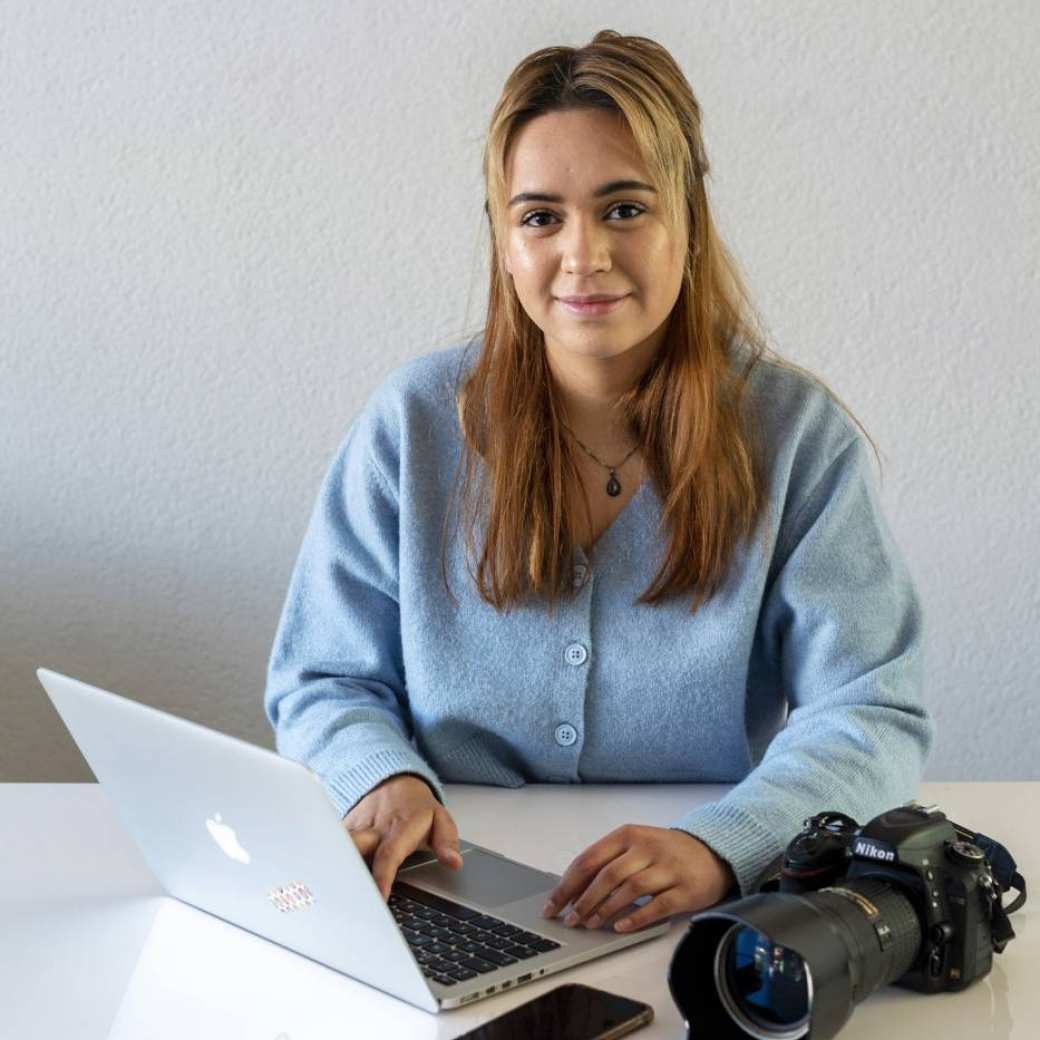 Interview met student Hanaï Borst, achter laptop - TechGelderland