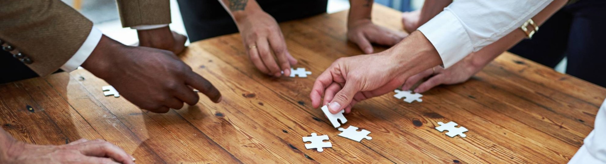 Een groepje actieve ouderen in de starthouding bij de startlijn van een hardloopbaan.
