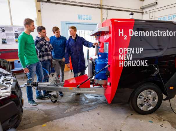 4 studenten van de zijkant bij de H2 demonstrator