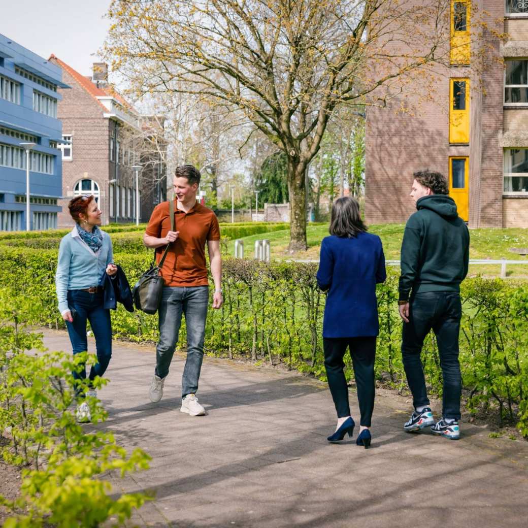 Learning & Development deeltijd, laan van scheut 10, lopen, praten, overleggen, student en docent, 2022