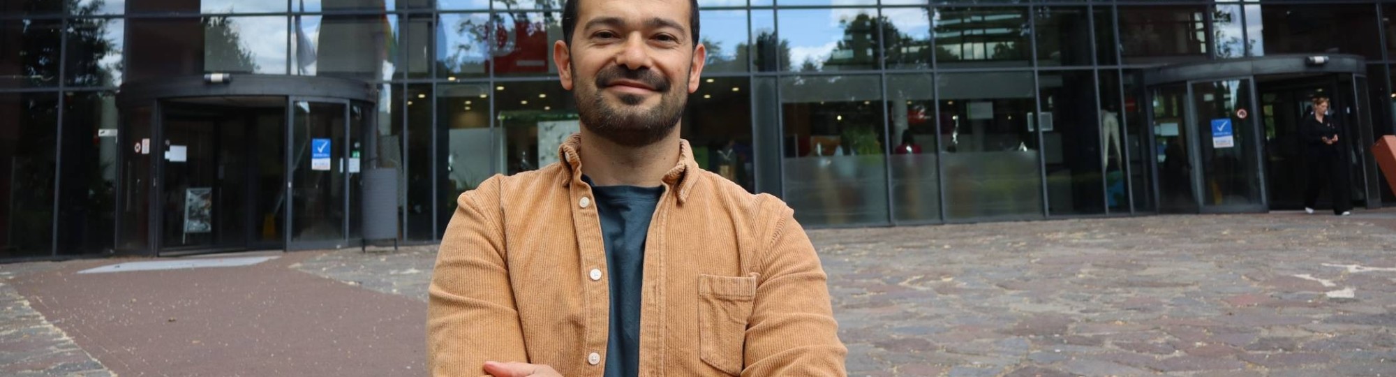 Promovendus Erkan Yalcin poseert voor de HAN