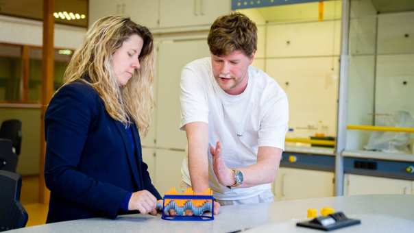 Studenten Leraar Natuurkunde doen een proefje