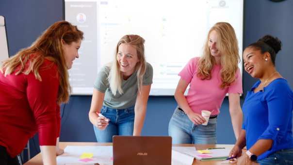 Mensen werken samen rond een laptop