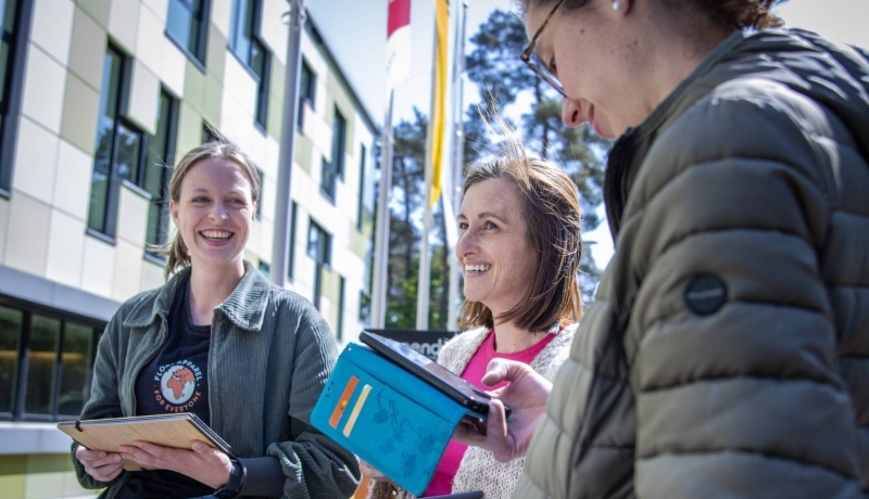 studenten buiten in gesprek op papendal