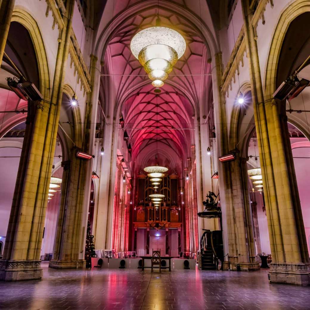 Een foto van het interieur van de Eusebiuskerk in Arnhem. Geplaatst door HB.