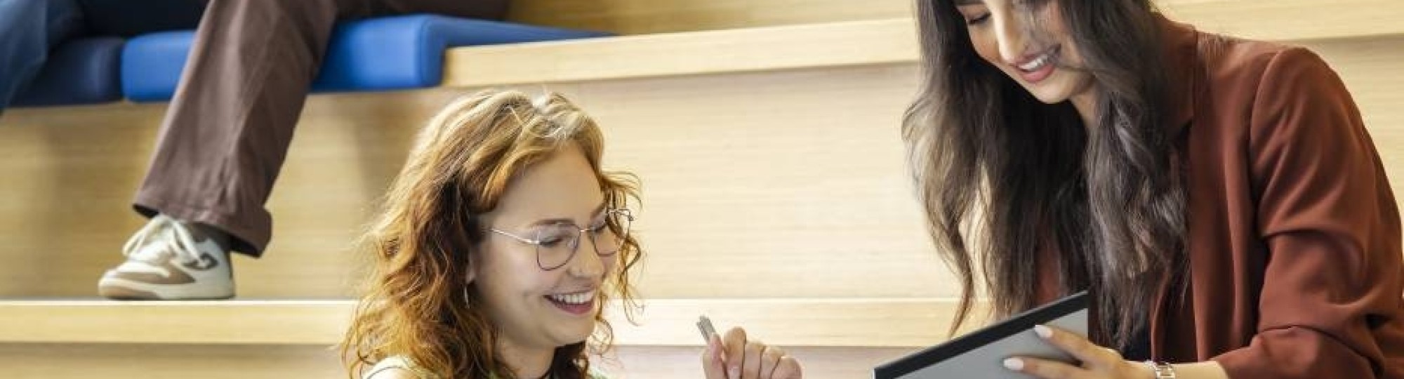 Student Support Center, studenten, Arnhem. Studenten met elkaar in gesprek op trappen R26. Fotoshoot 2023.