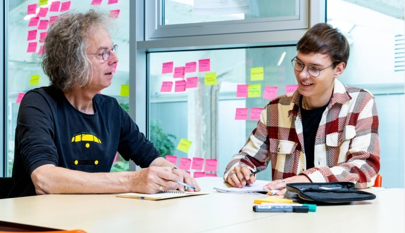 Student in gesprek met zijn docent