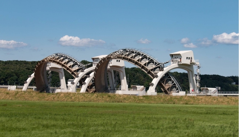 geopende stuw en sluis bij driel bij hoog water 2021 civiele techniek