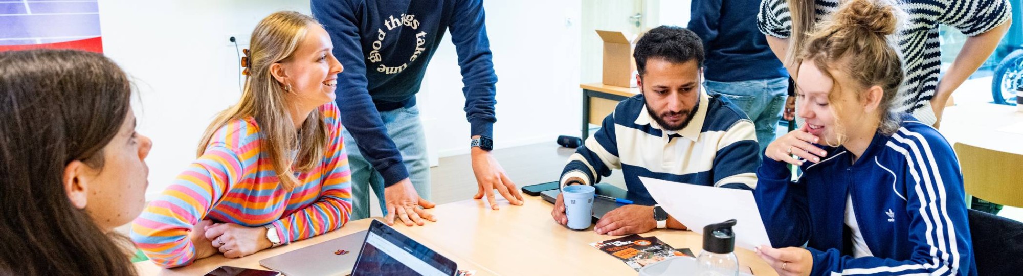 master sport en beweeginnovatie voltijd groepje studenten met elkaar in gesprek in de klas 2024