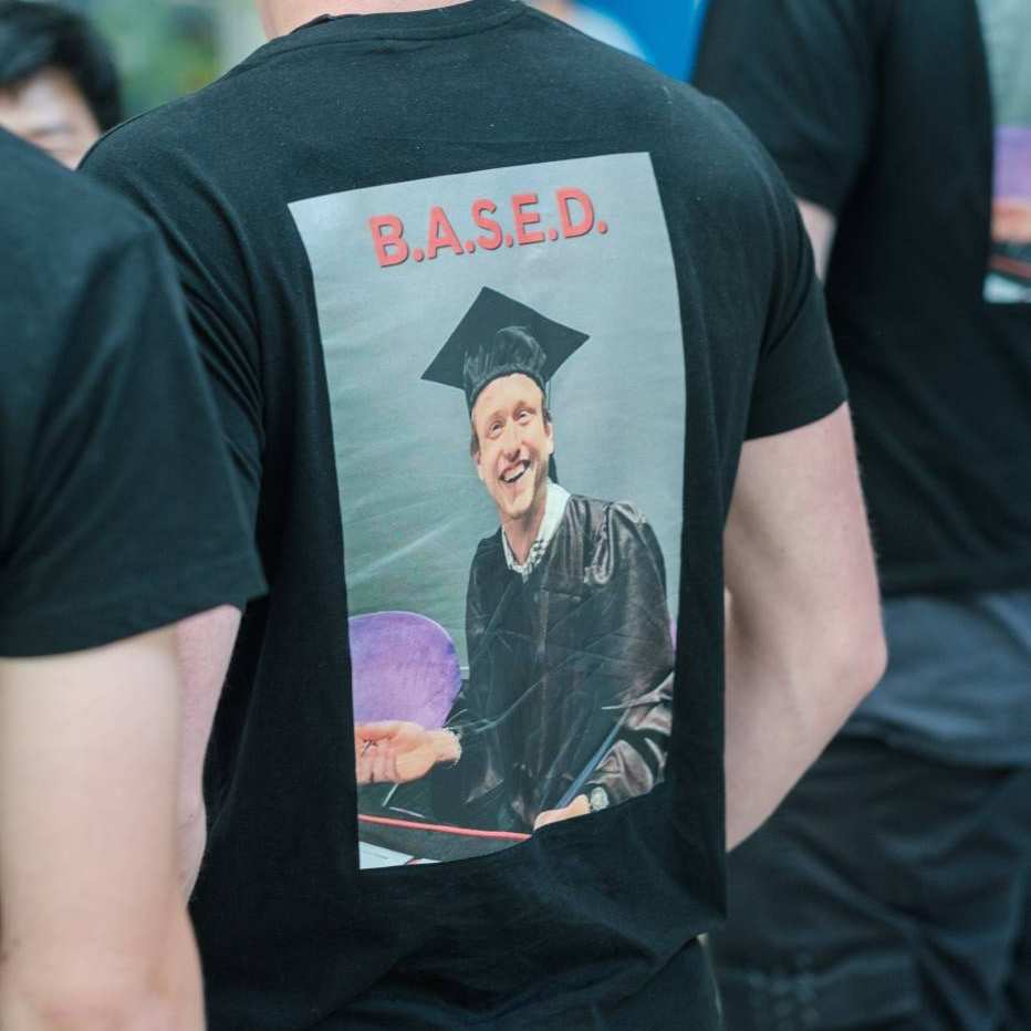 Foto achterzijde t-shirt met de tekst B.A.S.E.D.