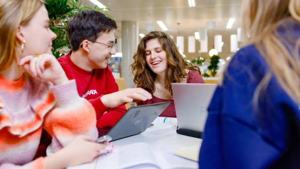 HAN Academie Educatie, Pabo, Pabo-ALO, ALPO, voltijd en deeltijd, studenten werken samen in studiecentrum en lachen, 2024