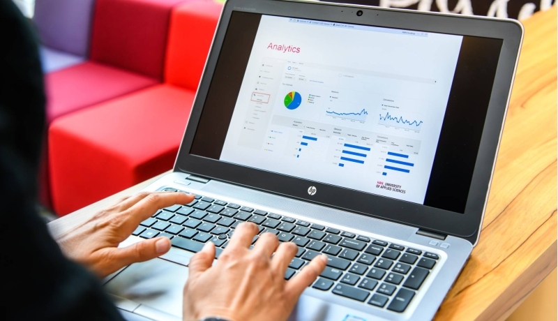 Deelnemer aan de cursus Google Analytics (GA4) achter een laptop aan het werk aan een data analyse op de HAN campus Arnhem