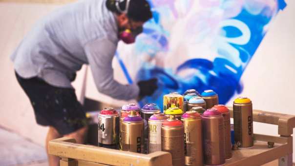 for creativity. creatieve technieken. graffiti artiest, spuitbussen