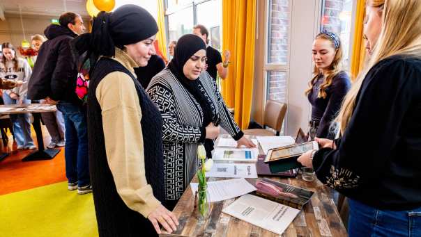 Labs en Werkplaats wijk Lindenholt-studenten-professionals en burgers aan het werk