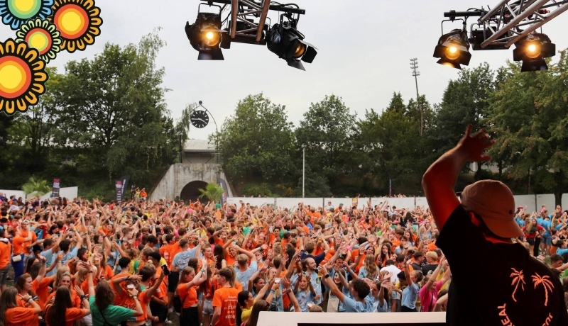 Foto van het publiek tijdens het Open Up Festival op 24 augustus 2023 in het Goffertstadion