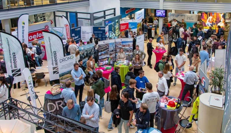 overzichtsfoto van de bedrijvenmarkt bij de academie built environment