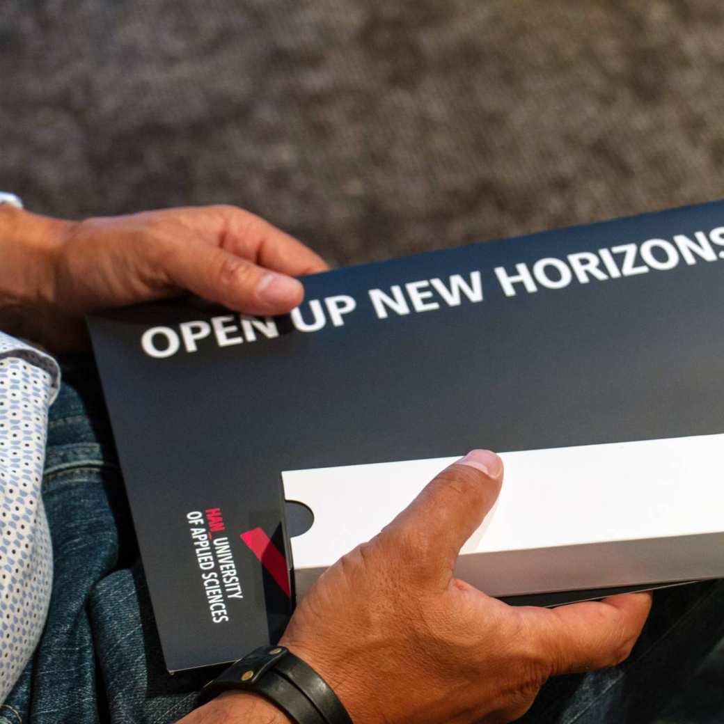 illustratie zwarte omslagmap met opdruk open up new horizons