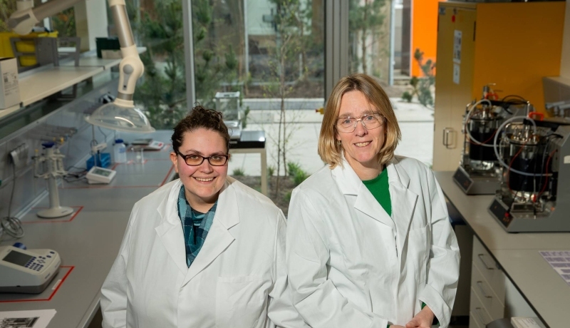 Anne Selten en Richele Wind in het nieuwe HAN BioCentre-lab in Connectr Arnhem