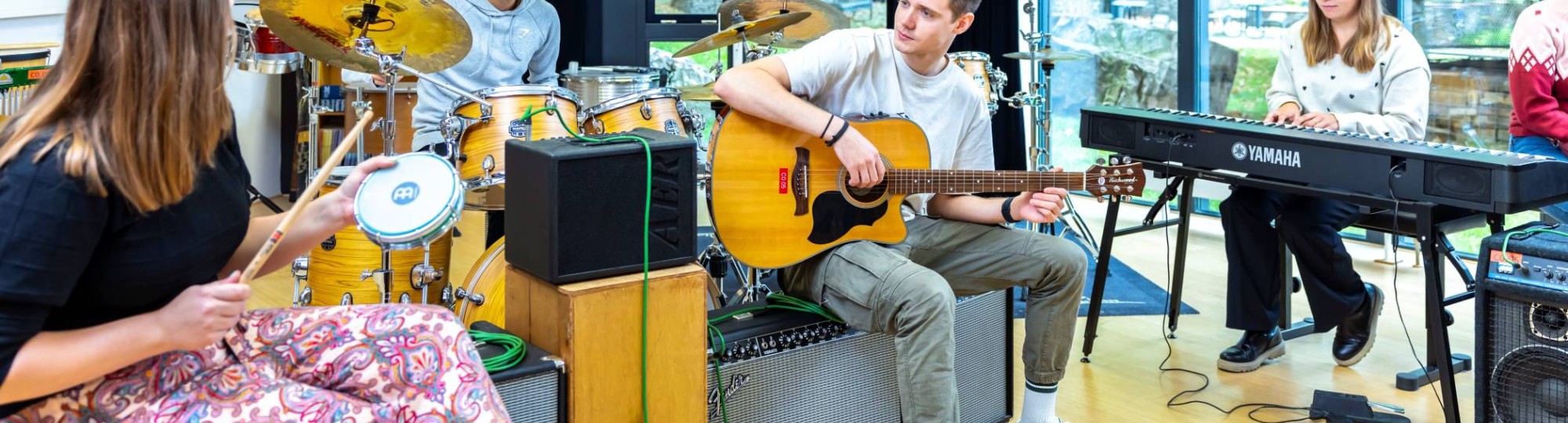 Een foto van studenten HAN Social Work die samen muziek maken tijdens het creatieve vak muziek.