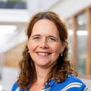 Portretfoto Elke Naumann, wit t-shirt, blauw-wit gestreepte blouse