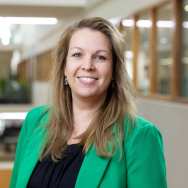 zwart t-shirt, groen jasje, haren los