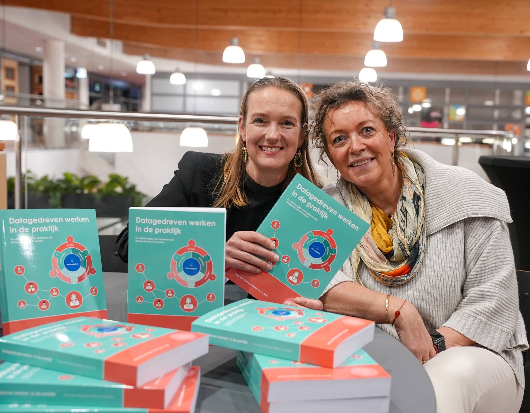 Auteurs Viola den Hartog (links) en Mieke van Schaijk (rechts) van het boek Datagedreven werken in de praktijk.