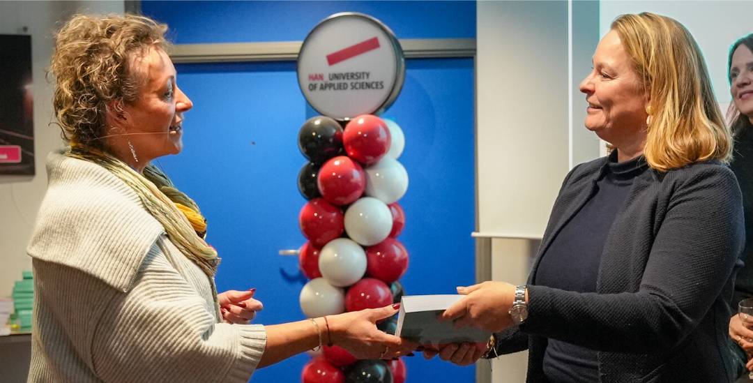 Astrid Hoge mocht het eerste exemplaar in ontvangst nemen van de trotse auteurs. 