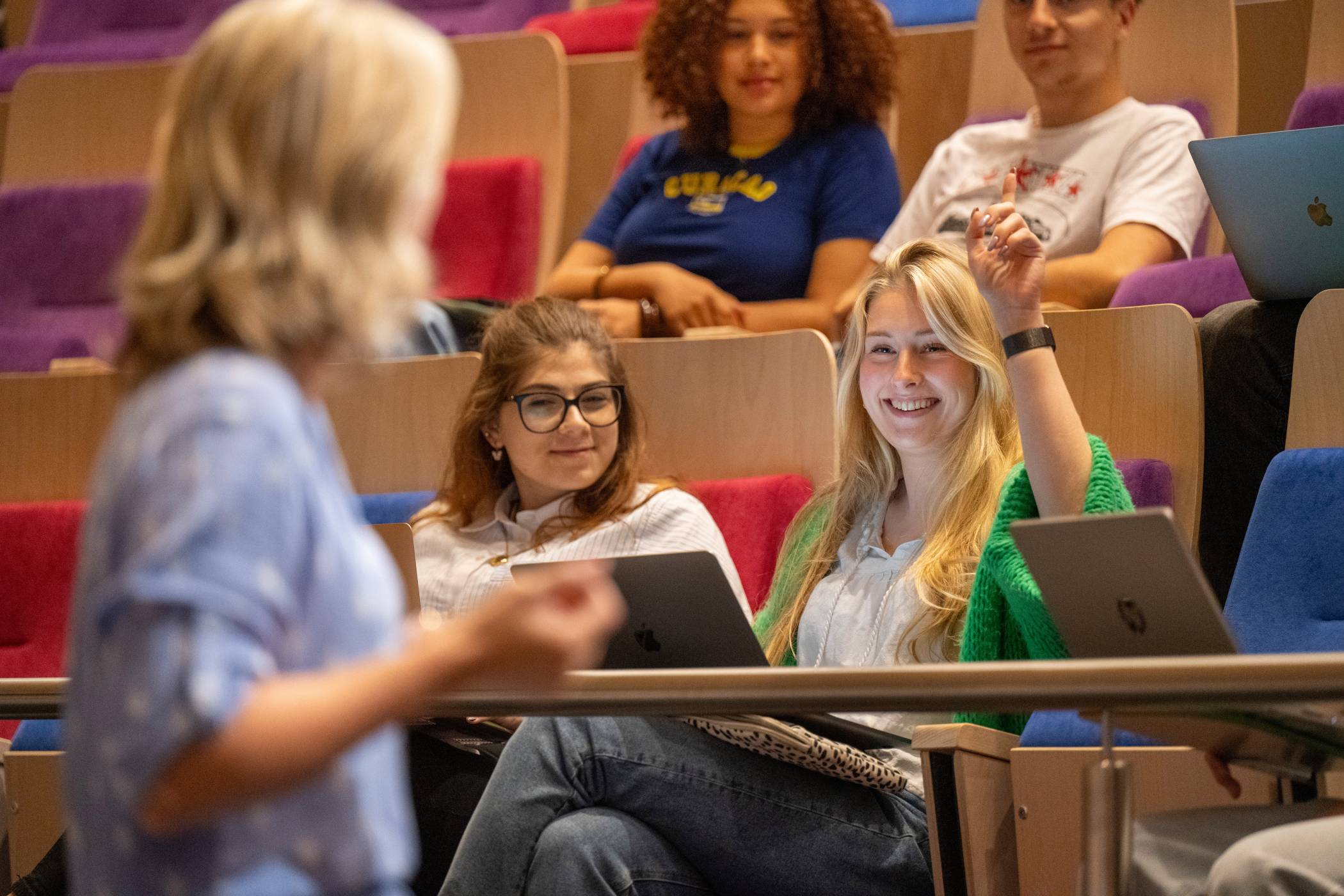 studentenen lopen in de gang 