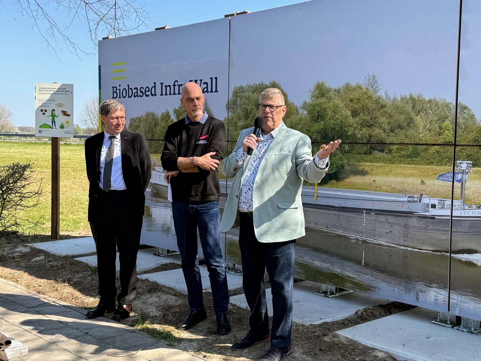 Gedeputeerde Ruitenberg, Sjoerd Timmermans van de HAN en Mark Hofman van de Verschilmakers praten over de samenwerking om tot de InfraWall te komen